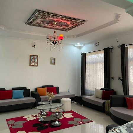 Evelina House Hostel Boma la Ngombe Екстериор снимка