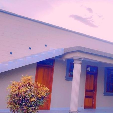 Evelina House Hostel Boma la Ngombe Екстериор снимка