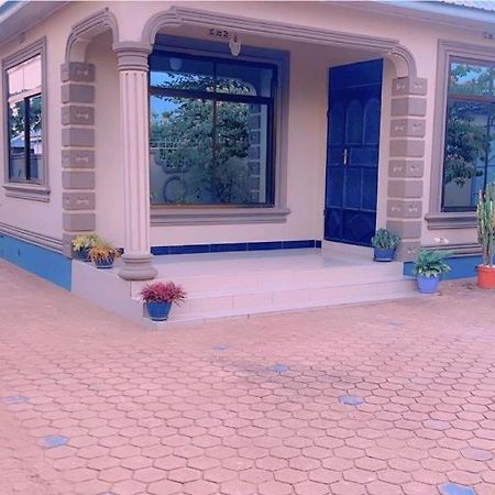 Evelina House Hostel Boma la Ngombe Екстериор снимка