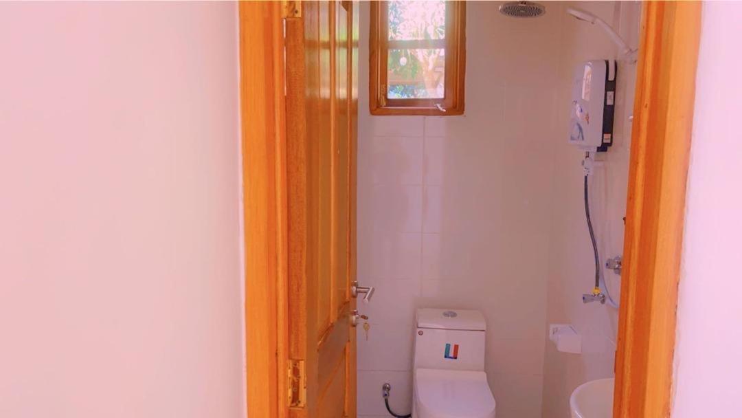Evelina House Hostel Boma la Ngombe Екстериор снимка