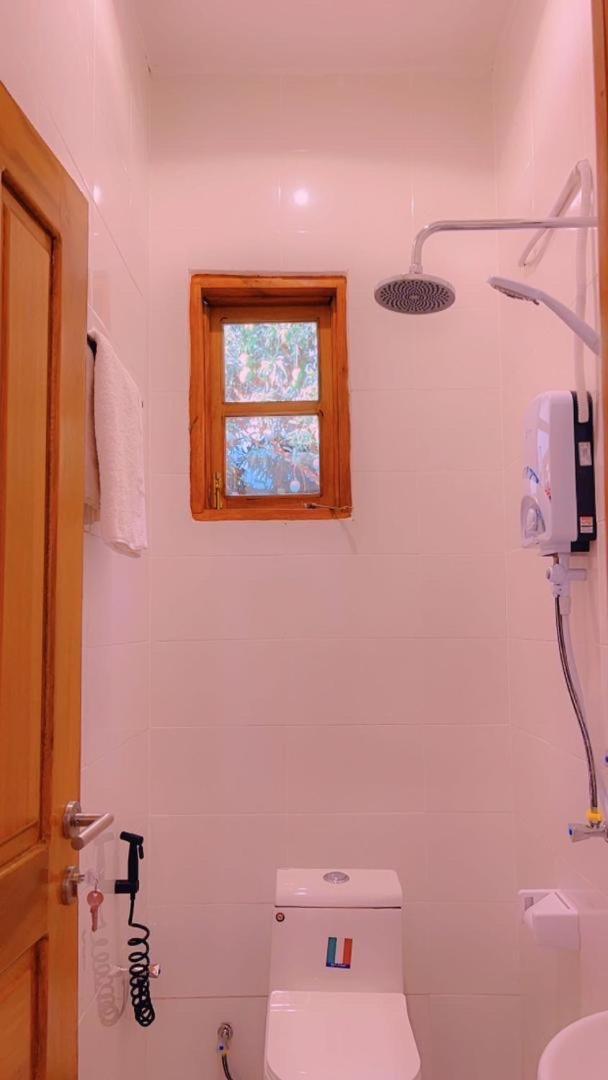 Evelina House Hostel Boma la Ngombe Екстериор снимка