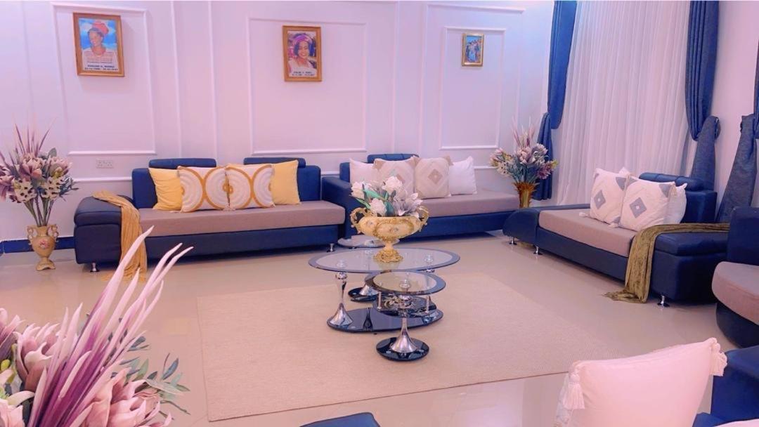 Evelina House Hostel Boma la Ngombe Екстериор снимка