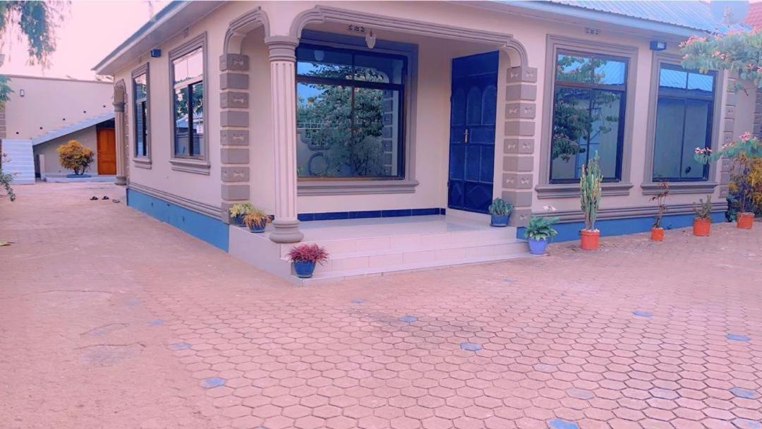 Evelina House Hostel Boma la Ngombe Екстериор снимка