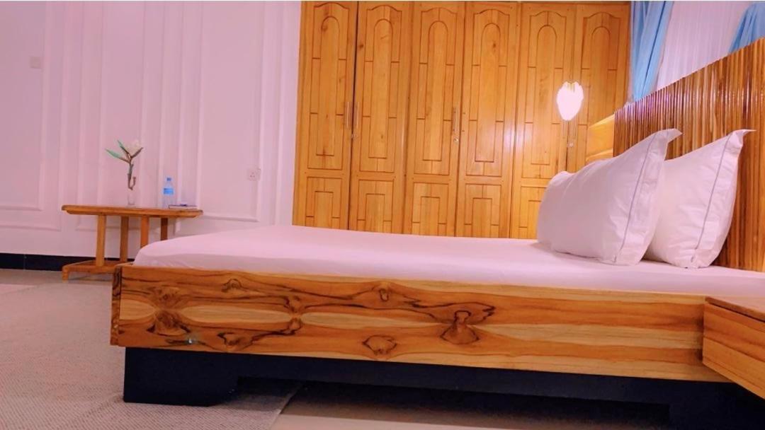 Evelina House Hostel Boma la Ngombe Екстериор снимка